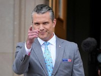 FOTO ARSIP: Menteri Pertahanan AS Pete Hegseth memberi isyarat saat kunjungan Menteri Pertahanan Inggris Wes Streeting di Pentagon, Arlington, Virginia, AS, 15 Oktober 2026. REUTERS/Nathan Howard/File Photo