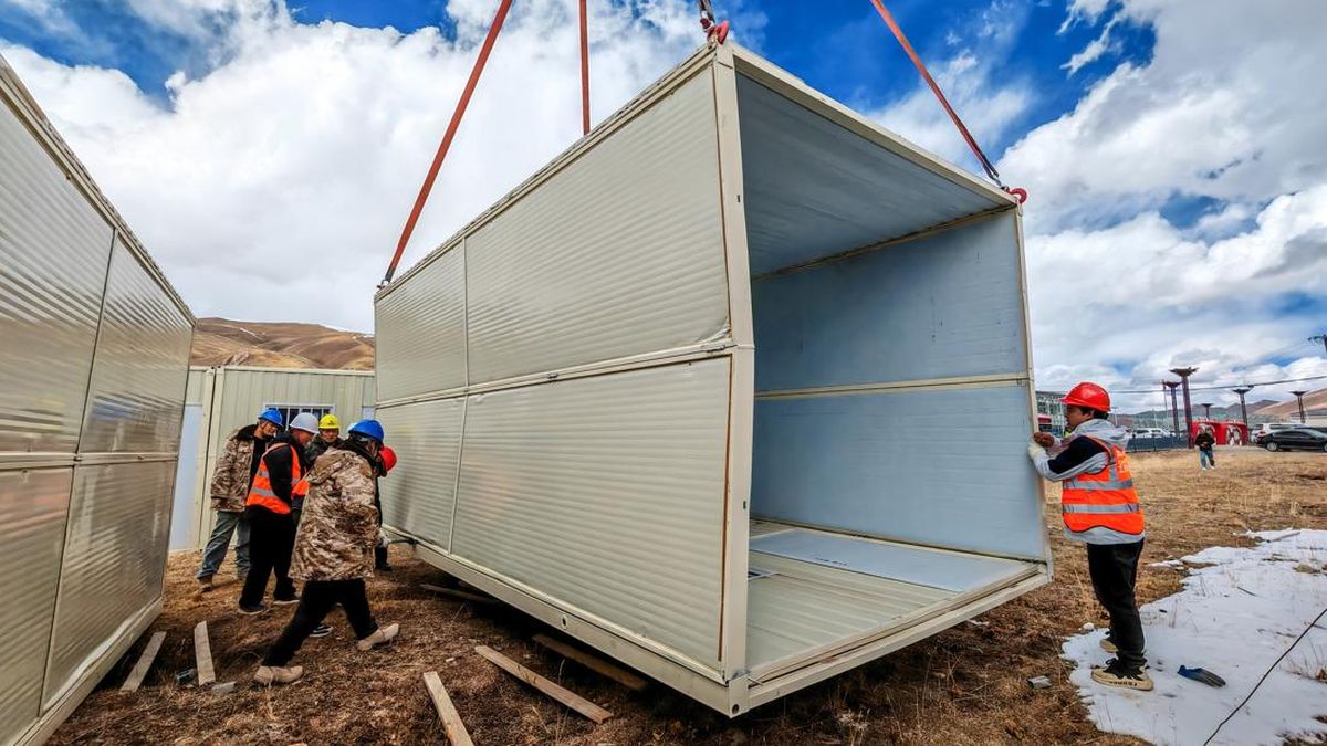 Usai Gempa M 7, Petugas Bangun Hunian Sementara — NadiKabar.com