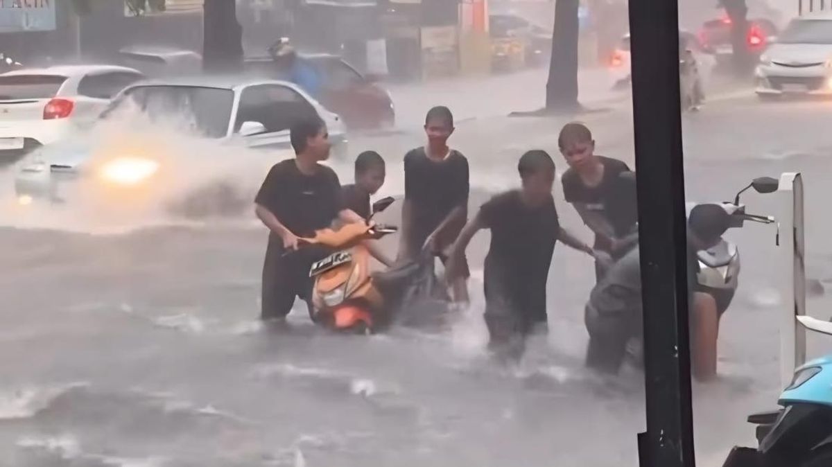 Banjir Bak Sungai di Jalan Mayor Oking Cibinong, Sejumlah Motor Mogok — NadiKabar.com