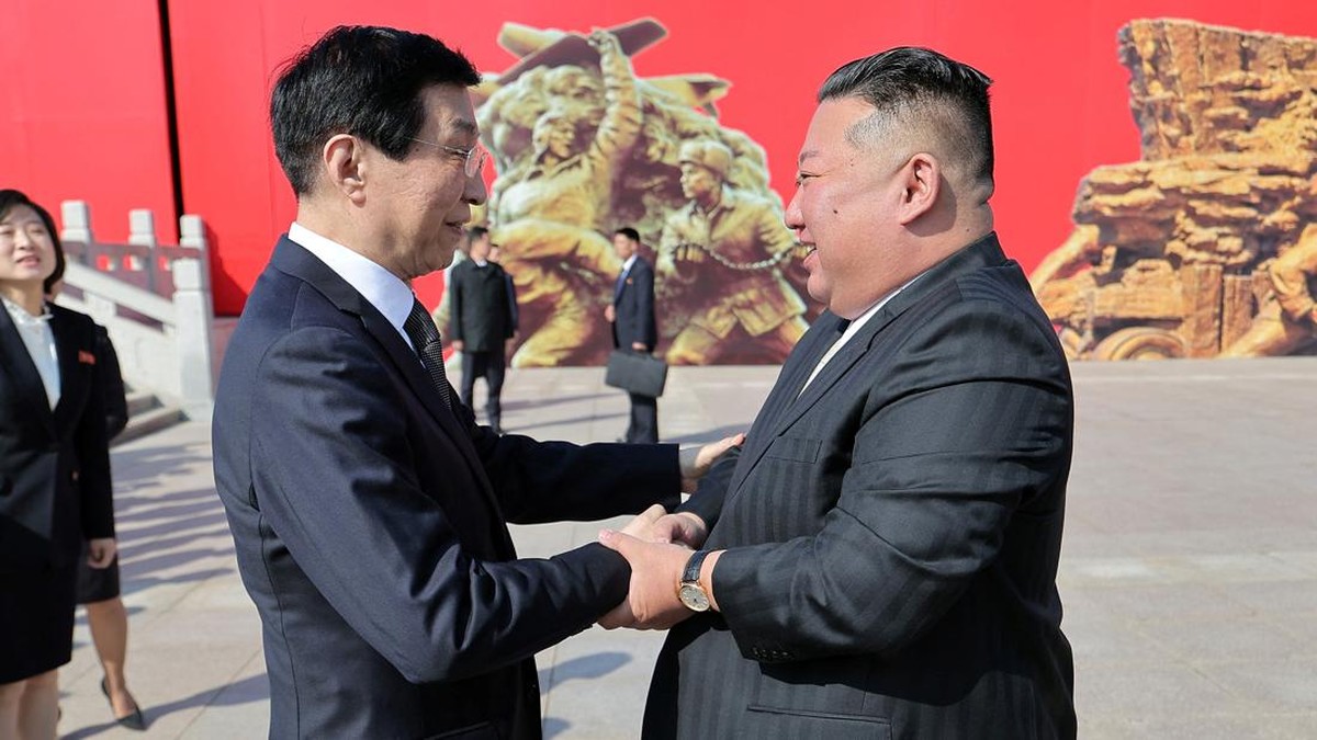 Penampakan Kim Jong Un Saat Tiba-Tiba Nyebrang ke China Lewat Jembatan