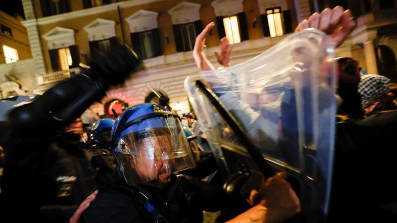 Protesters clash with police during a spontaneous demonstration against the rising cost of living and blocked by police, a week after protests ended in clashes and looting in northern cities, in Rome, Italy, October 24, 2026. REUTERS/Remo Casilli