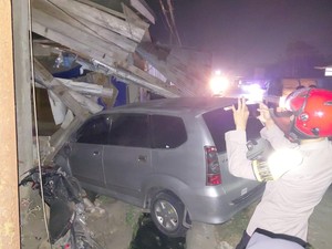 Mobil Tabrak Pemotor-Rumah Warga di Polman, 3 Orang Luka