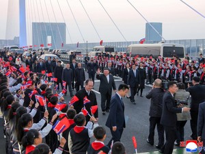 Momen Kim Jong Un Dadah-dadah ke Warga di Jembatan Baru Korut-China