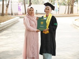 Kuliah Modal Laptop Pinjaman, Marsya Lulus Jadi Wisudawan Terbaik UNJ