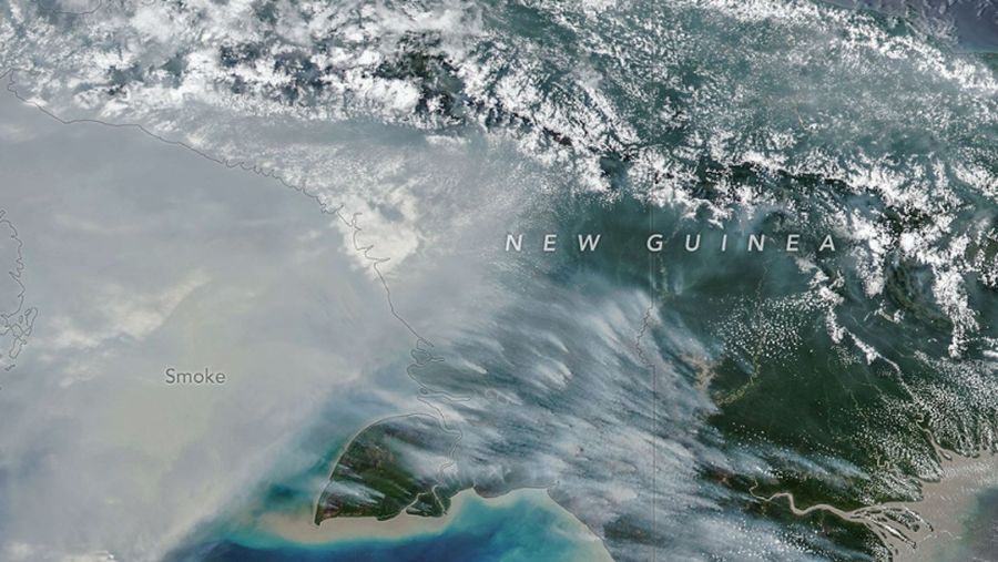 VIIRS (Visible Infrared Imaging Radiometer Suite) pada satelit NOAA-20 menangkap gambar asap tebal yang mengepul dari bagian selatan pulau ini pada tanggal 11 Oktober 2026. (NASA)
