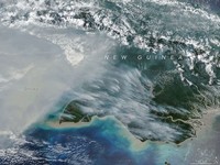 VIIRS (Visible Infrared Imaging Radiometer Suite) pada satelit NOAA-20 menangkap gambar asap tebal yang mengepul dari bagian selatan pulau ini pada tanggal 11 Oktober 2026. (NASA)