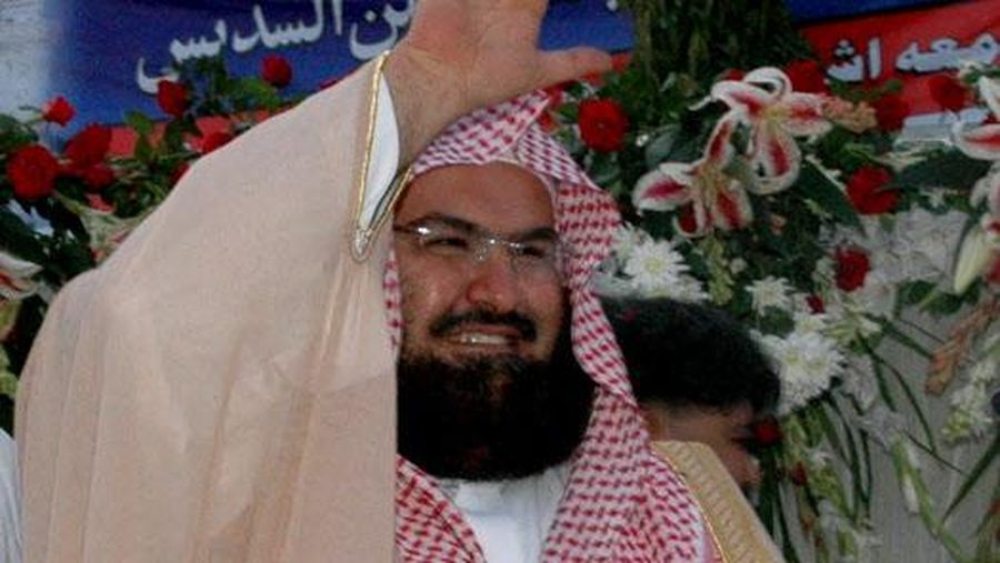 Sheikh Abdur Rehman Al-Sudais, leading Imam of the Grand Mosque in the Islamic holy city of Mecca, Saudi Arabia, waves during a ceremony in Lahore, 30 May 2007.  Al-Sudais arrived in Lahore on 29 May on a one-week visit to Pakistan to hold meetings w
