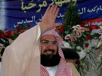 Sheikh Abdur Rehman Al-Sudais, leading Imam of the Grand Mosque in the Islamic holy city of Mecca, Saudi Arabia, waves during a ceremony in Lahore, 30 May 2007.  Al-Sudais arrived in Lahore on 29 May on a one-week visit to Pakistan to hold meetings w