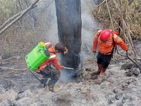 Penanganan karhutla yang melanda kawasan Hutan Resort SPTN Wilayah I Kuningan, Taman Nasional Gunung Ciremai, Kabupaten Kuningan, Provinsi Jawa Barat (25/10). (BPBD Kabupaten Kuningan)