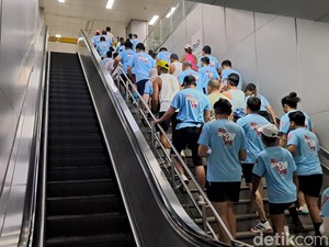 Suasana Saat Rush Hour MRT Geser ke Dini Hari