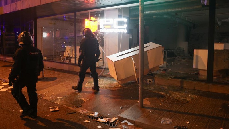 Petugas polisi berjalan kaki saat demonstrasi mahasiswa di Barcelona, Spanyol, 24 Oktober 2026.. REUTERS/Bruna Casas