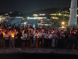 Doa-Tabur Bunga Kenang Jessica yang Hilang gegara Pinisi Tenggelam