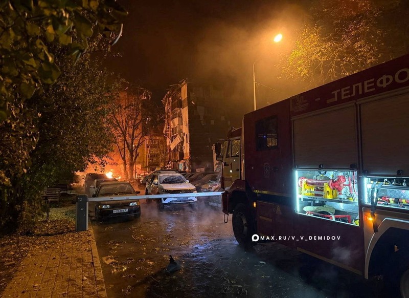 Firefighters work at the site of a household item shopping mall which was hit by Russian missile strikes, amid Russia's attack on Ukraine, in Kharkiv, Ukraine October 24, 2026. REUTERS/Sofiia Gatilova