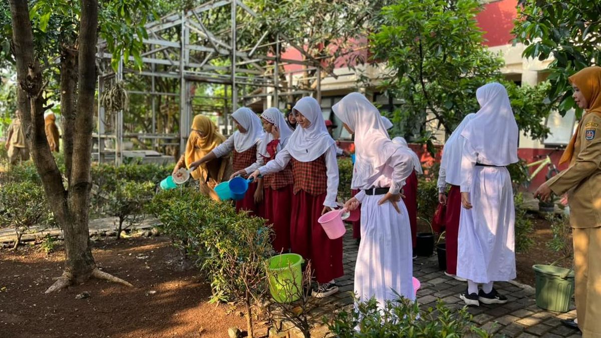 Polri Kenalkan Green Policing di SD Depok, Ajak Siswa Tanam Pohon — NadiKabar.com