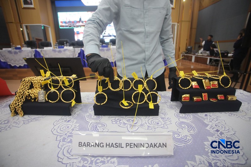 Barang bukti ditampilkan saat konferensi pers penindakan ekspor ilegal emas oleh Direktorat Jendral (Dirjen) Bea dan Cukai di Kantor Pusat Bea Cukai, Jakarta, Senin (26/10/2026). (CNBC Indonesia/Faisal Rahman)