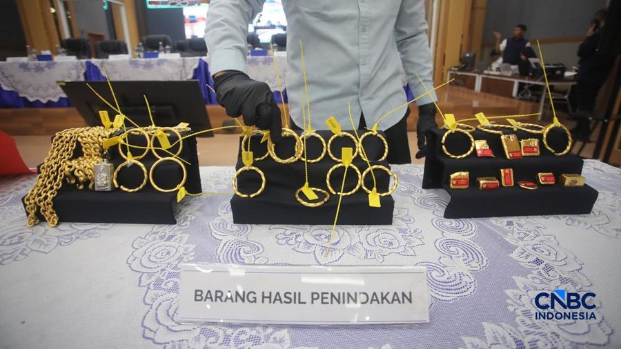 Barang bukti ditampilkan saat konferensi pers penindakan ekspor ilegal emas oleh Direktorat Jendral (Dirjen) Bea dan Cukai di Kantor Pusat Bea Cukai, Jakarta, Senin (26/10/2026). (CNBC Indonesia/Faisal Rahman)