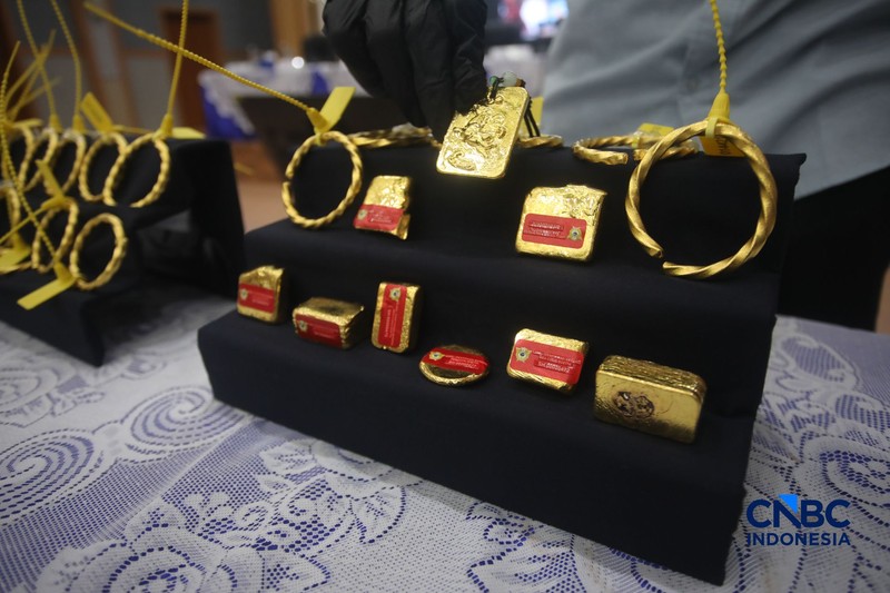 Barang bukti ditampilkan saat konferensi pers penindakan ekspor ilegal emas oleh Direktorat Jendral (Dirjen) Bea dan Cukai di Kantor Pusat Bea Cukai, Jakarta, Senin (26/10/2026). (CNBC Indonesia/Faisal Rahman)