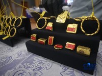 Barang bukti ditampilkan saat konferensi pers penindakan ekspor ilegal emas oleh Direktorat Jendral (Dirjen) Bea dan Cukai di Kantor Pusat Bea Cukai, Jakarta, Senin (26/10/2026). (CNBC Indonesia/Faisal Rahman)