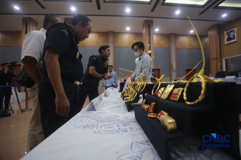Barang bukti ditampilkan saat konferensi pers penindakan ekspor ilegal emas oleh Direktorat Jendral (Dirjen) Bea dan Cukai di Kantor Pusat Bea Cukai, Jakarta, Senin (26/10/2026). (CNBC Indonesia/Faisal Rahman)