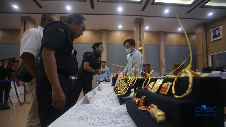 Barang bukti ditampilkan saat konferensi pers penindakan ekspor ilegal emas oleh Direktorat Jendral (Dirjen) Bea dan Cukai di Kantor Pusat Bea Cukai, Jakarta, Senin (26/10/2026). (CNBC Indonesia/Faisal Rahman)