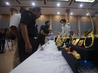 Barang bukti ditampilkan saat konferensi pers penindakan ekspor ilegal emas oleh Direktorat Jendral (Dirjen) Bea dan Cukai di Kantor Pusat Bea Cukai, Jakarta, Senin (26/10/2026). (CNBC Indonesia/Faisal Rahman)