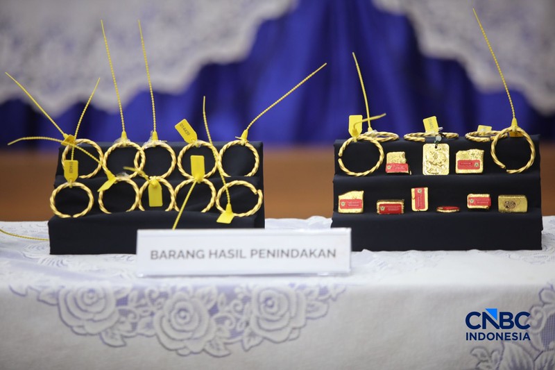 Barang bukti ditampilkan saat konferensi pers penindakan ekspor ilegal emas oleh Direktorat Jendral (Dirjen) Bea dan Cukai di Kantor Pusat Bea Cukai, Jakarta, Senin (26/10/2026). (CNBC Indonesia/Faisal Rahman)