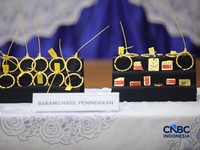 Barang bukti ditampilkan saat konferensi pers penindakan ekspor ilegal emas oleh Direktorat Jendral (Dirjen) Bea dan Cukai di Kantor Pusat Bea Cukai, Jakarta, Senin (26/10/2026). (CNBC Indonesia/Faisal Rahman)