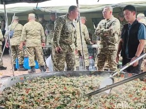 Bobon Santoso Masak 3.000 Porsi Kari Ayam untuk Relawan di Banjarbaru
