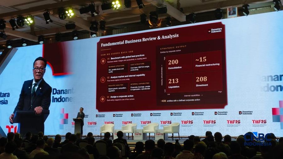 Chief Operating Officer (COO) BPI Danantara Dony Oskaria dalam Danantara Technology Innovation Investment Forum (DTIIF) 2026 di Fairmont, Jakarta, Senin (26/10/2026). (CNBC Indonesia/Emir Yanwardhana)