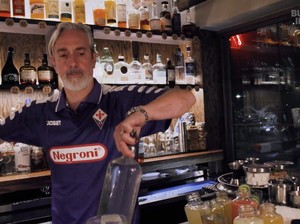 Cuma Jualan Es Batu, Mantan Bartender Ini Bisa Cetak Omzet Rp54 Miliar!
