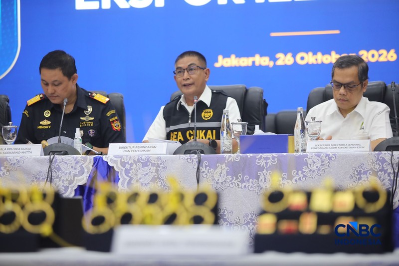 Barang bukti ditampilkan saat konferensi pers penindakan ekspor ilegal emas oleh Direktorat Jendral (Dirjen) Bea dan Cukai di Kantor Pusat Bea Cukai, Jakarta, Senin (26/10/2026). (CNBC Indonesia/Faisal Rahman)