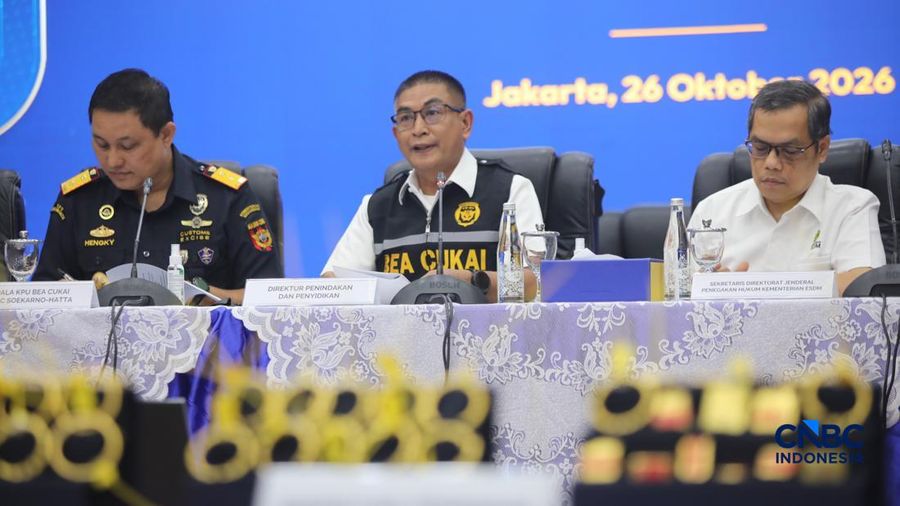 Direktur Jenderal Bea dan Cukai yang diwakili oleh Direktur P2 DJBC, Priyono Triatmojo saat konferensi pers penindakan ekspor ilegal emas oleh Direktorat Jendral (Dirjen) Bea dan Cukai di Kantor Pusat Bea Cukai, Jakarta, Senin (26/10/2026). (CNBC Ind