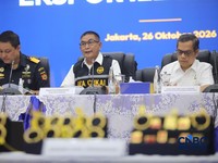 Direktur Jenderal Bea dan Cukai yang diwakili oleh Direktur P2 DJBC, Priyono Triatmojo saat konferensi pers penindakan ekspor ilegal emas oleh Direktorat Jendral (Dirjen) Bea dan Cukai di Kantor Pusat Bea Cukai, Jakarta, Senin (26/10/2026). (CNBC Ind