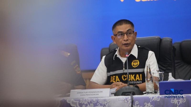 Direktur Jenderal Bea dan Cukai yang diwakili oleh Direktur P2 DJBC, Priyono Triatmojo saat konferensi pers penindakan ekspor ilegal emas oleh Direktorat Jendral (Dirjen) Bea dan Cukai di Kantor Pusat Bea Cukai, Jakarta, Senin (26/10/2026).