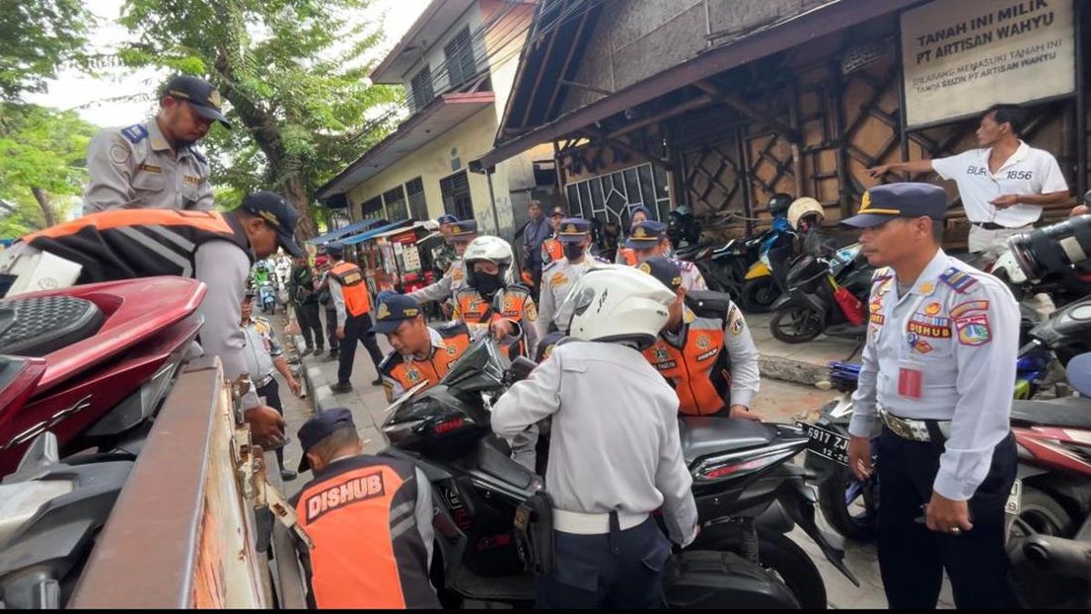 Dishub Razia Parkiran Liar di Gandaria City Jaksel, 9 Motor Diangkut — NadiKabar.com