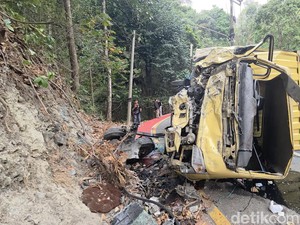 Truk Boks Tabrak Tebing di Jalur Cisarakan Sukabumi, Dua Orang Luka