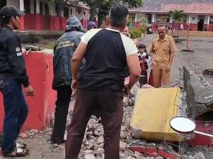 Siswa SD-Orangtua di Cianjur Tertimpa Gapura Ambruk Saat Berteduh