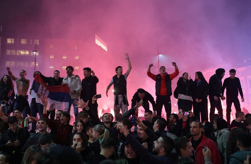 Gerakan mahasiswa Serbia menyatakan kemenangan dalam pemilihan parlemen yang digelar pada Minggu (25/10/2026), sekaligus mengakhiri 14 tahun kekuasaan Partai Progresif Serbia pimpinan Aleksandar Vucic. (REUTERS/Uros Arsic)