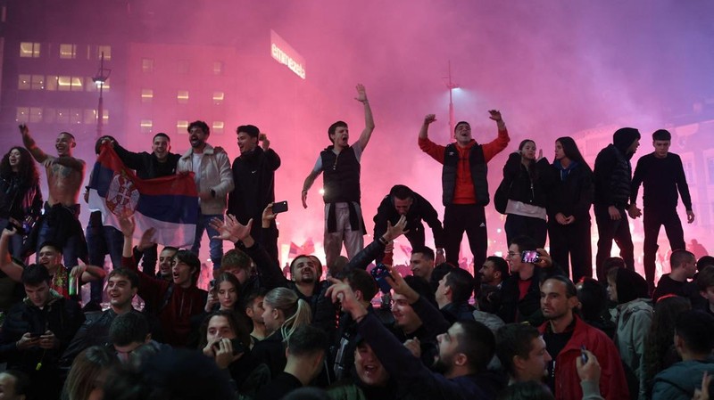 Gerakan mahasiswa Serbia menyatakan kemenangan dalam pemilihan parlemen yang digelar pada Minggu (25/10/2026), sekaligus mengakhiri 14 tahun kekuasaan Partai Progresif Serbia pimpinan Aleksandar Vucic. (REUTERS/Djordje Kojadinovic)