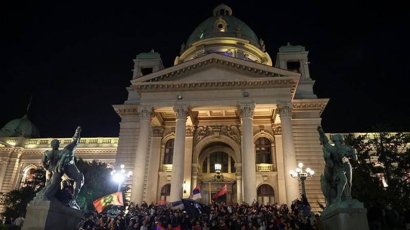 Gerakan mahasiswa Serbia menyatakan kemenangan dalam pemilihan parlemen yang digelar pada Minggu (25/10/2026), sekaligus mengakhiri 14 tahun kekuasaan Partai Progresif Serbia pimpinan Aleksandar Vucic. (REUTERS/Zorana Jevtic)