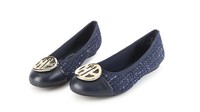 Flat Shoes Navy Cocok dengan Baju Warna Apa? 6 Padu Padan untuk Kerja dan Acara