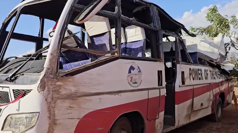 Orang-orang berdiri di samping sebuah bus yang terlibat dalam kecelakaan yang menewaskan sedikitnya 22 orang, di kantor polisi Mtito Andei, wilayah Makueni, Kenya, 25 Oktober 2026. (REUTERS/Stringer)