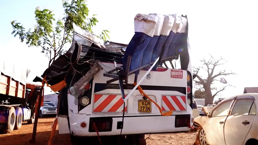 Kecelakaan maut terjadi di Jalan Raya Nairobi-Mombasa, Kenya, pada Minggu (25/10/2026).