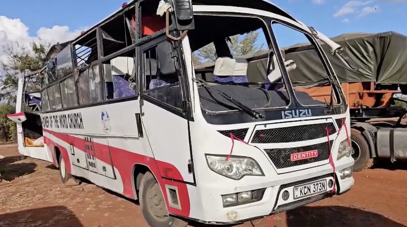 Orang-orang berdiri di samping sebuah bus yang terlibat dalam kecelakaan yang menewaskan sedikitnya 22 orang, di kantor polisi Mtito Andei, wilayah Makueni, Kenya, 25 Oktober 2026. (REUTERS/Stringer)
