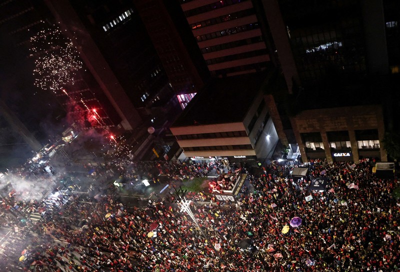 Kembang api terlihat menghiasi langit Rio de Janeiro. Suasana di sana semakin meriah saat massa pendukung Lula meniupkan alat tiup tradisional, vuvuzela. (REUTERS/Diego Vara)