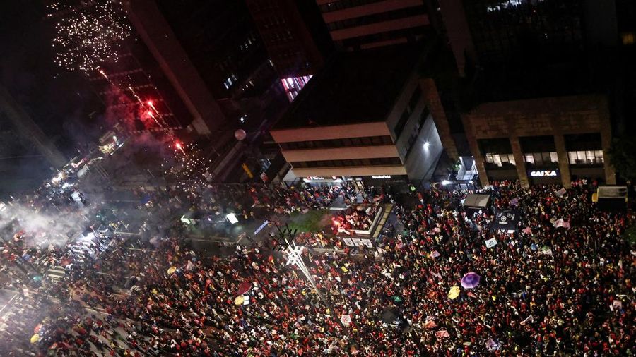 Kembang api terlihat menghiasi langit Rio de Janeiro. Suasana di sana semakin meriah saat massa pendukung Lula meniupkan alat tiup tradisional, vuvuzela. Kembang api terlihat menghiasi langit Rio de Janeiro. Suasana di sana semakin meriah saat massa pendukung Lula meniupkan alat tiup tradisional, vuvuzela. (REUTERS/Diego Vara)