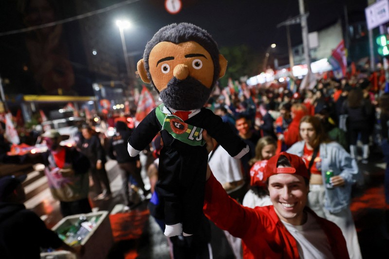 Kembang api terlihat menghiasi langit Rio de Janeiro. Suasana di sana semakin meriah saat massa pendukung Lula meniupkan alat tiup tradisional, vuvuzela. (REUTERS/Diego Vara)