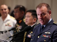 Kepala Angkatan Pertahanan Selandia Baru, Marsekal Udara Tony Davies, memberikan wawancara singkat di sela-sela Konferensi Kepala Pertahanan Five Power Defence Arrangements (FPDA) di Singapura pada 29 Mei 2025. (REUTERS/Edgar Su/File Photo/File Foto)