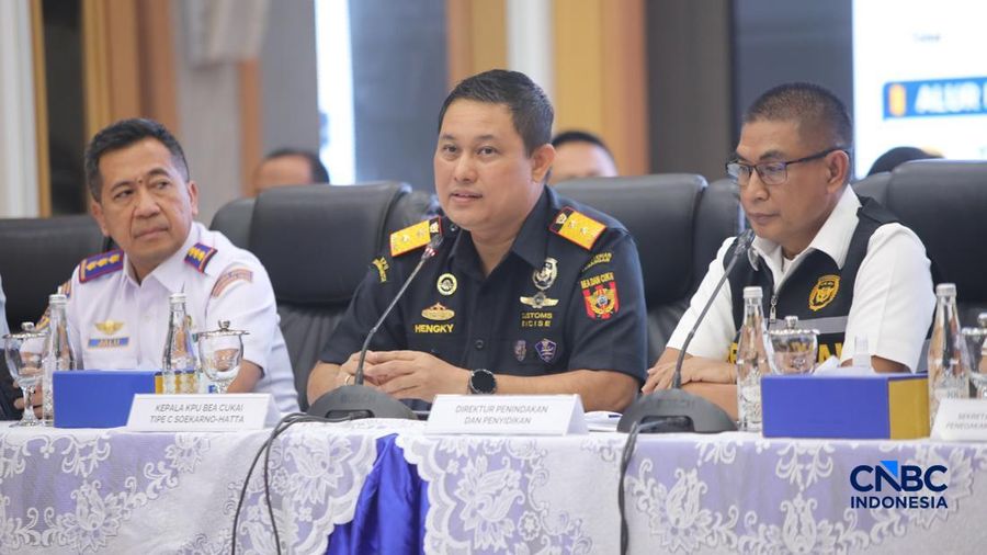 Kepala KPU Bea Cukai Tipe C Soekarno Hatta, Hengky Tomuan Parlindungan saat konferensi pers penindakan ekspor ilegal emas oleh Direktorat Jendral (Dirjen) Bea dan Cukai di Kantor Pusat Bea Cukai, Jakarta, Senin (26/10/2026). (CNBC Indonesia/Faisal Ra