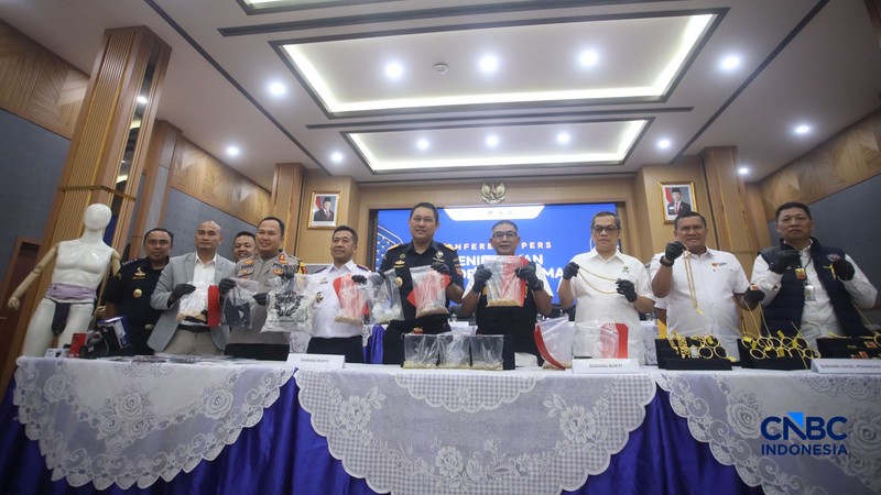 Barang bukti ditampilkan saat konferensi pers penindakan ekspor ilegal emas oleh Direktorat Jendral (Dirjen) Bea dan Cukai di Kantor Pusat Bea Cukai, Jakarta, Senin (26/10/2026). (CNBC Indonesia/Faisal Rahman)